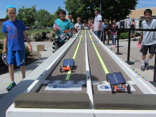 Kids racing solar cars